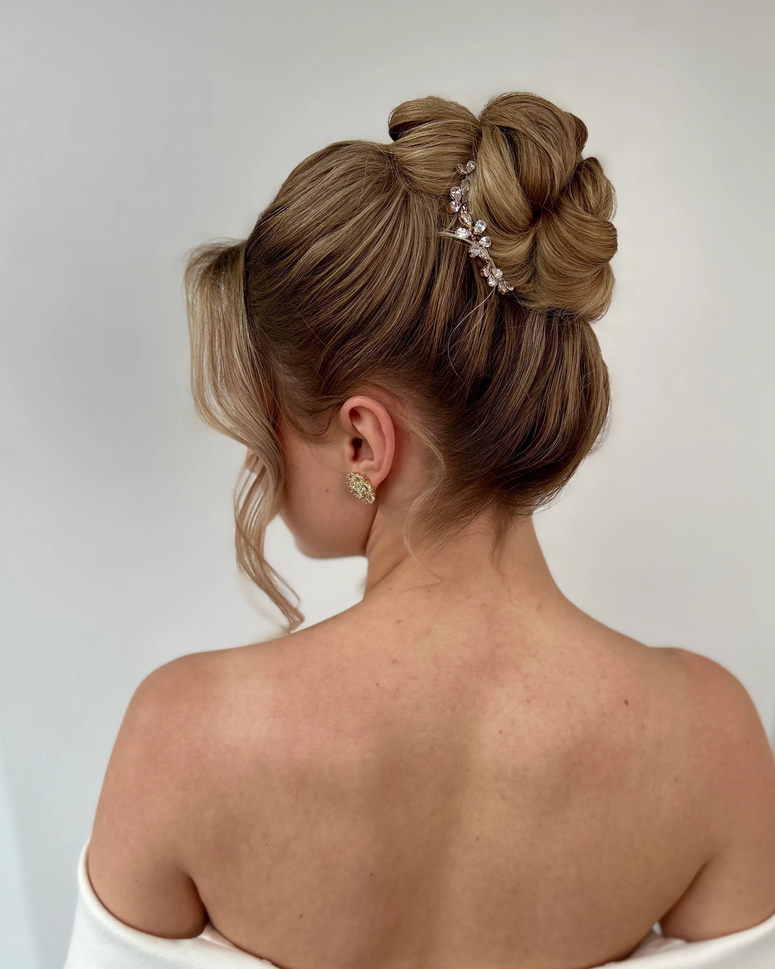 Elegancka fryzura ślubna wykonana w Studio Kokowka